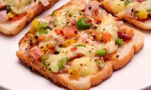 recipe: घर पर बना सकते हैं Bread Pizza