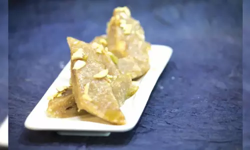 Banana Barfi: स्वास्थ्य को उत्सव के स्वाद के साथ मिलाएं