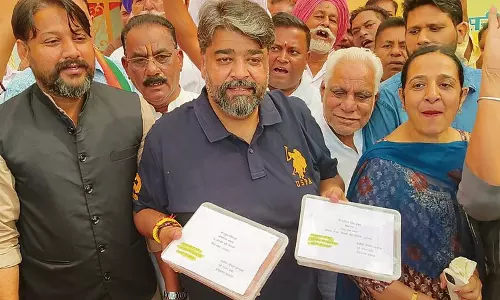 Haryana : अंबाला में पूर्व विधायक ने बांटी जलेबियां Haryana : अंबाला में पूर्व विधायक ने बांटी जलेबियां