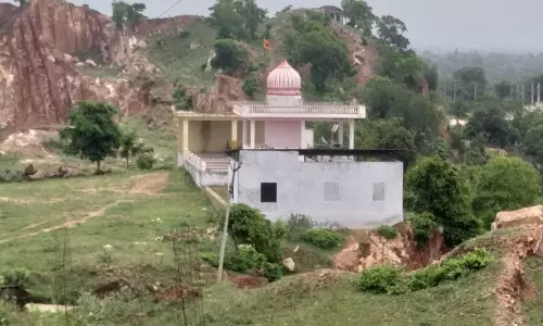 Rajasthan का माता का मंदिर, जहां पहाड़ी का हर पत्थर माता के रूप में पूजा जाता है Rajasthan का माता का मंदिर, जहां पहाड़ी का हर पत्थर माता के रूप में पूजा जाता है