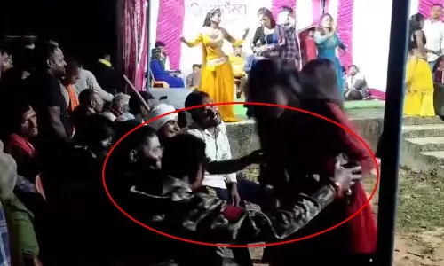 पुलिसकर्मी की नियत बिगड़ी महिला डांसर को देखकर, हाथ पकड़ने पर सस्पेंड