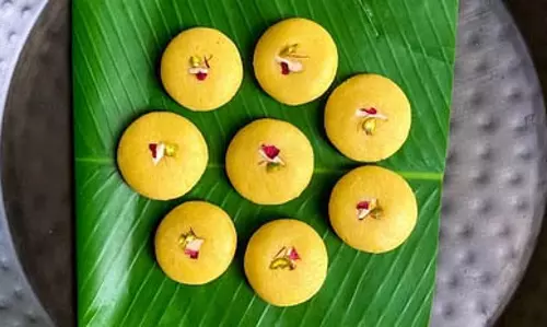 Karwa Chauth पर मलाई के लड्डू से पति का मुंह मीठा कराए Karwa Chauth पर मलाई के लड्डू से पति का मुंह मीठा कराए