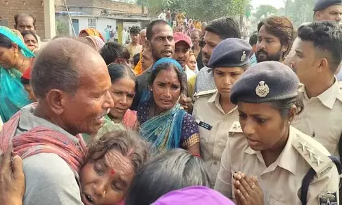 अधेड़ की मौत पर ग्रामीणों का भड़का गुस्सा, पुलिस टीम पर हमला, बुलाना पड़ा अतिरिक्त बल