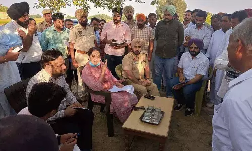 Abohar के किसानों को धान की पराली के उचित निपटान के बारे में जानकारी दी गई Abohar के किसानों को धान की पराली के उचित निपटान के बारे में जानकारी दी गई