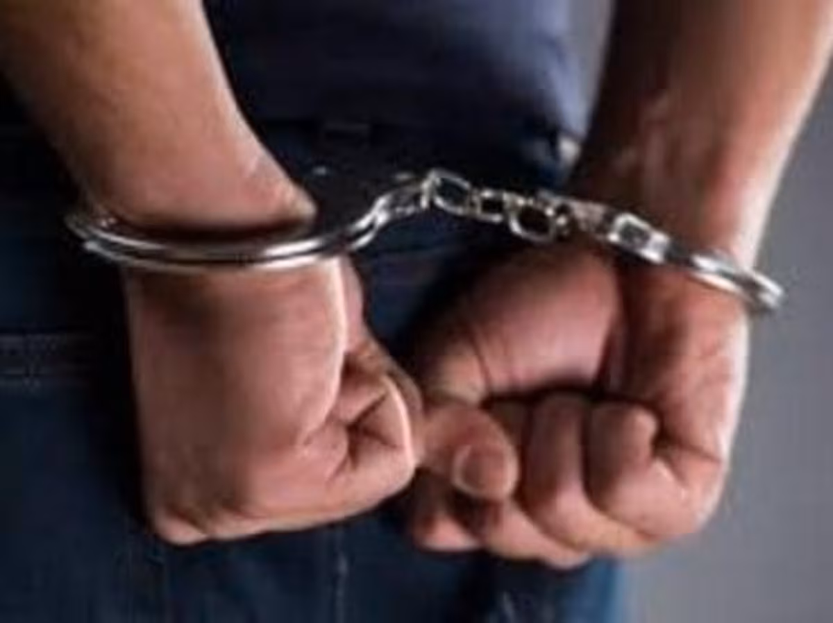 Haridwar: कैदियों की मदद करने वाले आरोपियों को पुलिस ने किया गिरफ्तार Haridwar: कैदियों की मदद करने वाले आरोपियों को पुलिस ने किया गिरफ्तार