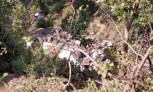 8 बच्चे घायल, हादसे में ड्राइवर की हालत नाजुक