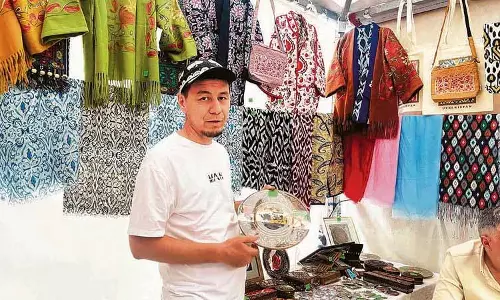 Kullu दशहरा उत्सव में उज्बेकिस्तानी हस्तशिल्प की चमक