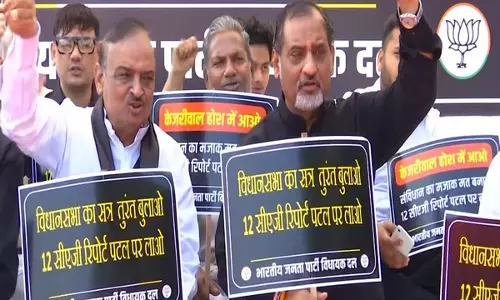 BJP विधायकों ने 12 लंबित मामलों पर विधानसभा सत्र की मांग को लेकर आप के खिलाफ प्रदर्शन किया