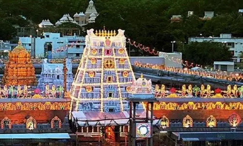 Tirumala तिरुपति देवस्थानम में श्रद्धालुओं की असामान्य भीड़ Tirumala तिरुपति देवस्थानम में श्रद्धालुओं की असामान्य भीड़