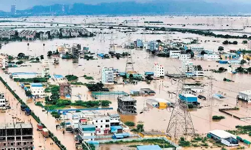 Vijayawada: डूबे पीड़ितों को मुआवजा देने में राज्य सरकार पूरी तरह विफल Vijayawada: डूबे पीड़ितों को मुआवजा देने में राज्य सरकार पूरी तरह विफल