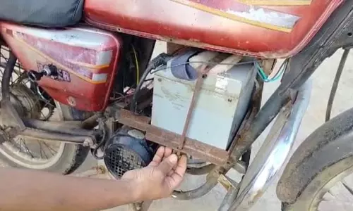 जुगाड़ से पेट्रोल बाइक को बनाया इलेक्ट्रिक