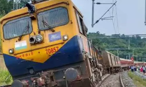 Assam में पटरी से उतरे डिब्बों के बाद रेल सेवा बहाल Assam में पटरी से उतरे डिब्बों के बाद रेल सेवा बहाल