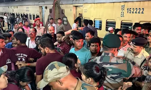 Assam राइफल्स ने लुमडिंग में पटरी से उतरी ट्रेन के फंसे यात्रियों को मानवीय सहायता प्रदान