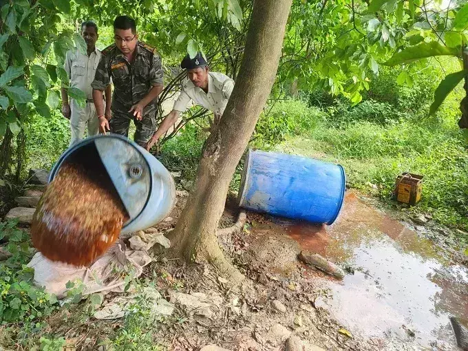 Adityapur और गम्हरिया में पुलिस ने शराब भट्ठी तोड़ा Adityapur और गम्हरिया में पुलिस ने शराब भट्ठी तोड़ा