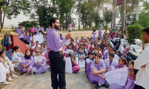Nursing college के विद्यार्थियों ने आत्महत्या मामले में पुलिस की निष्क्रियता के खिलाफ प्रदर्शन Nursing college के विद्यार्थियों ने आत्महत्या मामले में पुलिस की निष्क्रियता के खिलाफ प्रदर्शन
