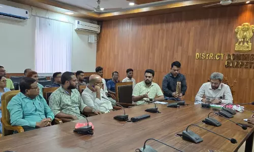Assam : बारपेटा डीसी ने स्थानीय मीडिया से बातचीत की