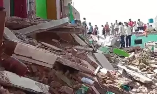 मकान में विस्फोट, मलबे में कई लोगों के दबे होने की आशंका, घटनास्थल पर भीड़ जमा