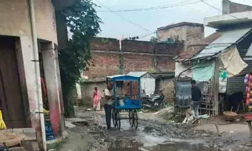 Kushinagar: सड़क पर जल जमाव से राहगीर परेशान Kushinagar: सड़क पर जल जमाव से राहगीर परेशान