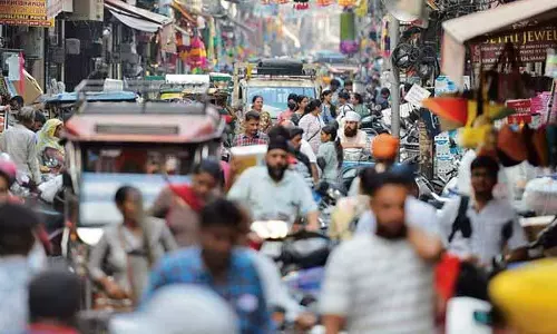 Ludhiana की सड़कों पर त्यौहारी उत्साह के चलते अफरा-तफरी मच गई