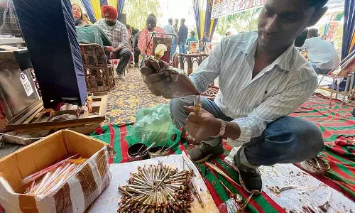 Ludhiana: मेहंदी करवा चौथ पर लाती, रंग और उत्साह