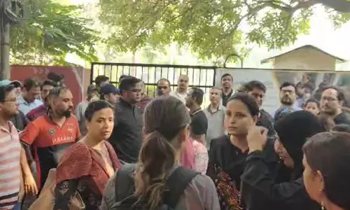 Noida: डिजिटल रेप मामले में अभिभावकों ने स्कूल में किया हंगामा