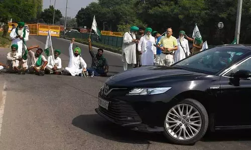 Chandigarh सीमा पर बैरिकेडिंग के कारण यात्रियों को धीमी लेन में चलना पड़ा Chandigarh सीमा पर बैरिकेडिंग के कारण यात्रियों को धीमी लेन में चलना पड़ा