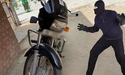 Saharanpur: पुलिस ने चोरी की बाइक के साथ दो अभियुक्तों को दबोचा