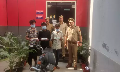तीन मोबाइल स्नैचर गिरफ्तार, 12 मोबाइल फोन बरामद, जल्दी-जल्दी बदलते थे कमरे तीन मोबाइल स्नैचर गिरफ्तार, 12 मोबाइल फोन बरामद, जल्दी-जल्दी बदलते थे कमरे