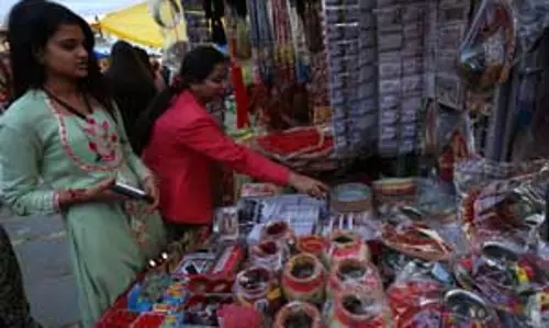 करवा चौथ पर कुल बिक्री 46 प्रतिशत बढ़कर 22,000 करोड़ रुपये होने का अनुमान: सीएआईटी करवा चौथ पर कुल बिक्री 46 प्रतिशत बढ़कर 22,000 करोड़ रुपये होने का अनुमान: सीएआईटी