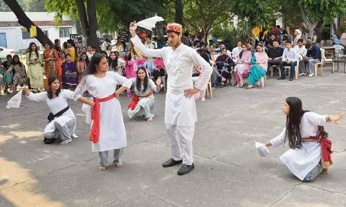 Panjab विश्वविद्यालय के छात्रों ने दिवाली उत्सव उजाला 2K4 का आयोजन किया Panjab विश्वविद्यालय के छात्रों ने दिवाली उत्सव उजाला 2K4 का आयोजन किया
