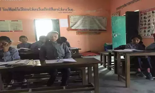 Sirohi पांच कमरों में चल रहा उमा विद्यालय, बरामदे में पढ़ने को मजबूर छात्र Sirohi पांच कमरों में चल रहा उमा विद्यालय, बरामदे में पढ़ने को मजबूर छात्र