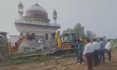 प्रशासन की कार्रवाई, अवैध रूप से बनाए गए मजार पर चलाया बुलडोजर, VIDEO