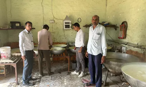 Churu: साहवा में मावा,घी, दूध के कुल 6 नमूने लिए Churu: साहवा में मावा,घी, दूध के कुल 6 नमूने लिए
