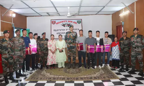 Manipur के तामेंगलोंग में सफल अग्निवीर उम्मीदवारों को सम्मानित किया Manipur के तामेंगलोंग में सफल अग्निवीर उम्मीदवारों को सम्मानित किया