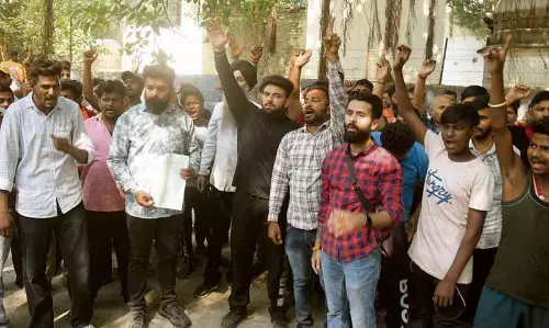 Ludhiana: सब्जी मंडी ठेकेदार के खिलाफ विक्रेताओं का प्रदर्शन