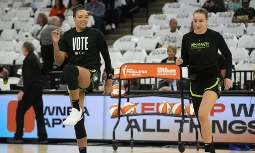 अलाना स्मिथ ने पीठ की चोट से लड़ते हुए मिनेसोटा लिंक्स को WNBA फाइनल में पहुंचाया अलाना स्मिथ ने पीठ की चोट से लड़ते हुए मिनेसोटा लिंक्स को WNBA फाइनल में पहुंचाया