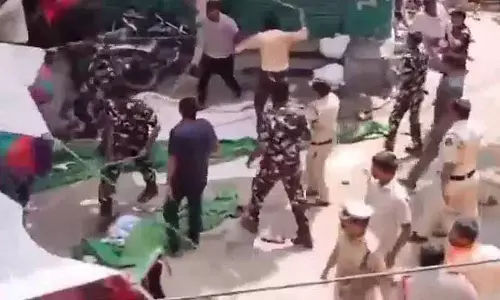 Hyderabad: पुलिस लाठीचार्ज में कई प्रदर्शनकारी घायल Hyderabad: पुलिस लाठीचार्ज में कई प्रदर्शनकारी घायल