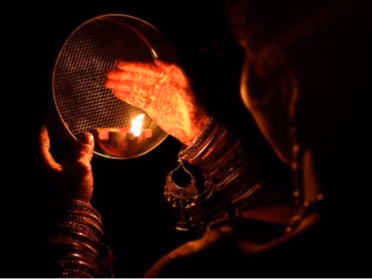 Karwa Chauth व्रत के दिन भूलकर भी न पहनें ये 5 रंग के कपड़े, धार्मिक महत्व Karwa Chauth व्रत के दिन भूलकर भी न पहनें ये 5 रंग के कपड़े, धार्मिक महत्व