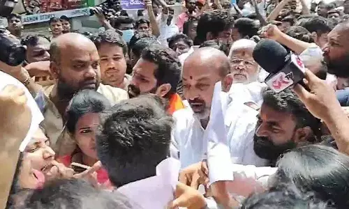 Ashok Nagar में बंदी संजय के ग्रुप-1 के विरोध प्रदर्शन में शामिल होने के बाद तनाव बढ़ गया Ashok Nagar में बंदी संजय के ग्रुप-1 के विरोध प्रदर्शन में शामिल होने के बाद तनाव बढ़ गया