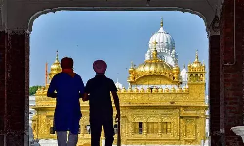 Amrit Sarovar में आत्महत्या की कोशिश सतर्क सेवादारों ने नाकाम कर दी Amrit Sarovar में आत्महत्या की कोशिश सतर्क सेवादारों ने नाकाम कर दी