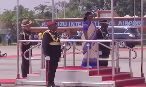 राष्ट्रपति मुर्मू तीन देशों अल्जीरिया, मॉरिटानिया, Malawi की यात्रा पूरी कर भारत के लिए रवाना हुए राष्ट्रपति मुर्मू तीन देशों अल्जीरिया, मॉरिटानिया, Malawi की यात्रा पूरी कर भारत के लिए रवाना हुए