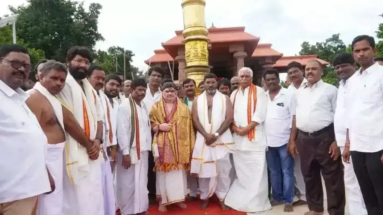 Telangana: मंत्री पोन्नम ने जोगुलाम्बा मंदिर का दौरा किया Telangana: मंत्री पोन्नम ने जोगुलाम्बा मंदिर का दौरा किया
