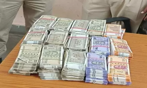 Chandil में अंतर्राज्यीय चेक नाका पर इनोवा कार से दो लाख रुपये जब्त Chandil में अंतर्राज्यीय चेक नाका पर इनोवा कार से दो लाख रुपये जब्त