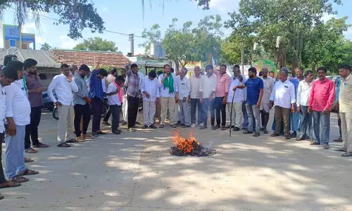 Siddipet में किसानों ने तुम्माला का पुतला आग के हवाले किया