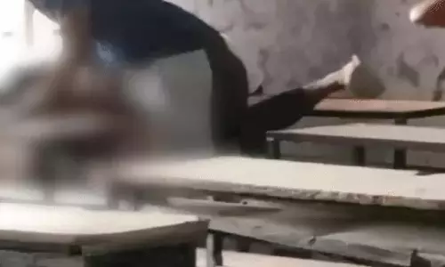 CRIME BREAKING: क्लासरूम के अंदर छात्र की बेरहमी से हत्या, वीडियो वायरल