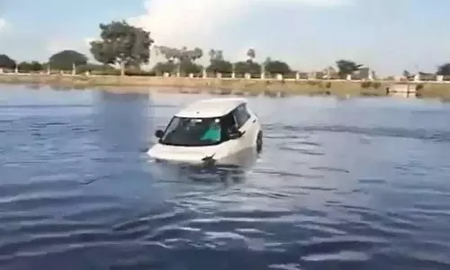 Car driving की ट्रेनिंग में तब बाधा आई जब एक छात्र ने जनगांव में गहरे पानी में गाड़ी चला दी