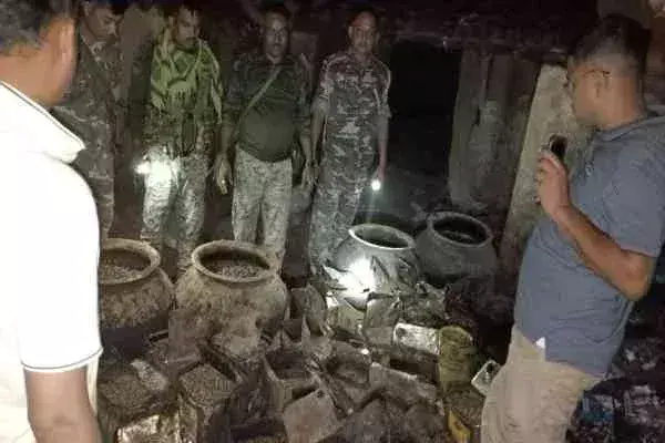 Giridih: तिसरी में पुलिस ने अवैध शराब भट्ठी ध्वस्त की Giridih: तिसरी में पुलिस ने अवैध शराब भट्ठी ध्वस्त की