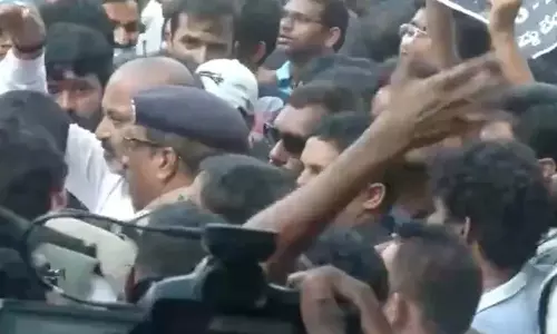 अभ्यर्थियों के विरोध प्रदर्शन के बीच केंद्रीय मंत्री Hyderabad में हिरासत में लिए गए