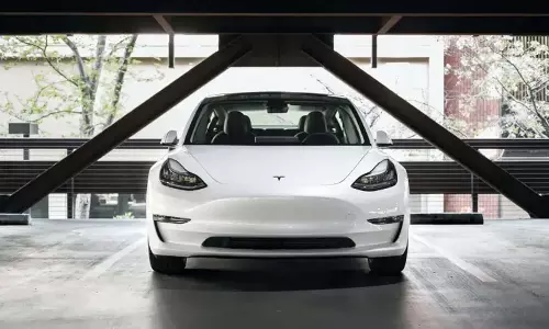 पैदल यात्री की मौत के बाद Tesla की पूर्ण स्व-ड्राइविंग प्रणाली जांच के दायरे में