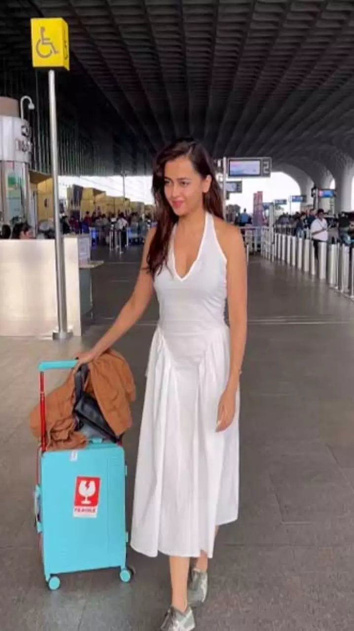 Airport पर दिखीं तेजस्वी प्रकाश
